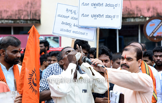 Hindu outfits stage protest against pejavar seer